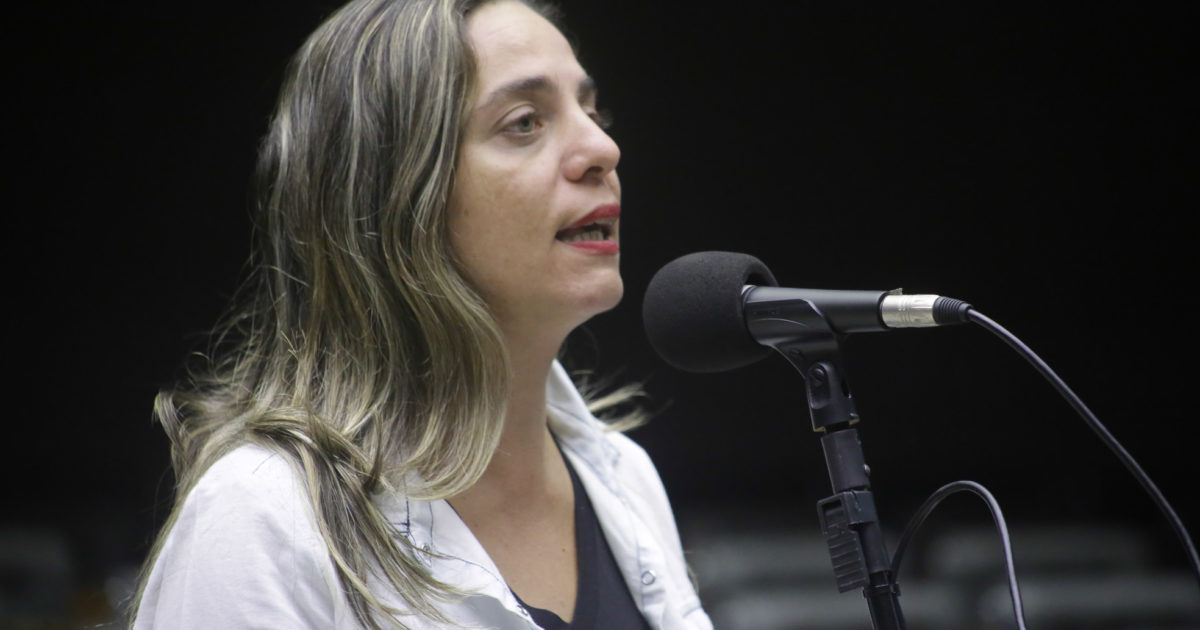 Fernanda propõe lei para restituir direitos dos servidores prejudicados por Bolsonaro durante a pandemia