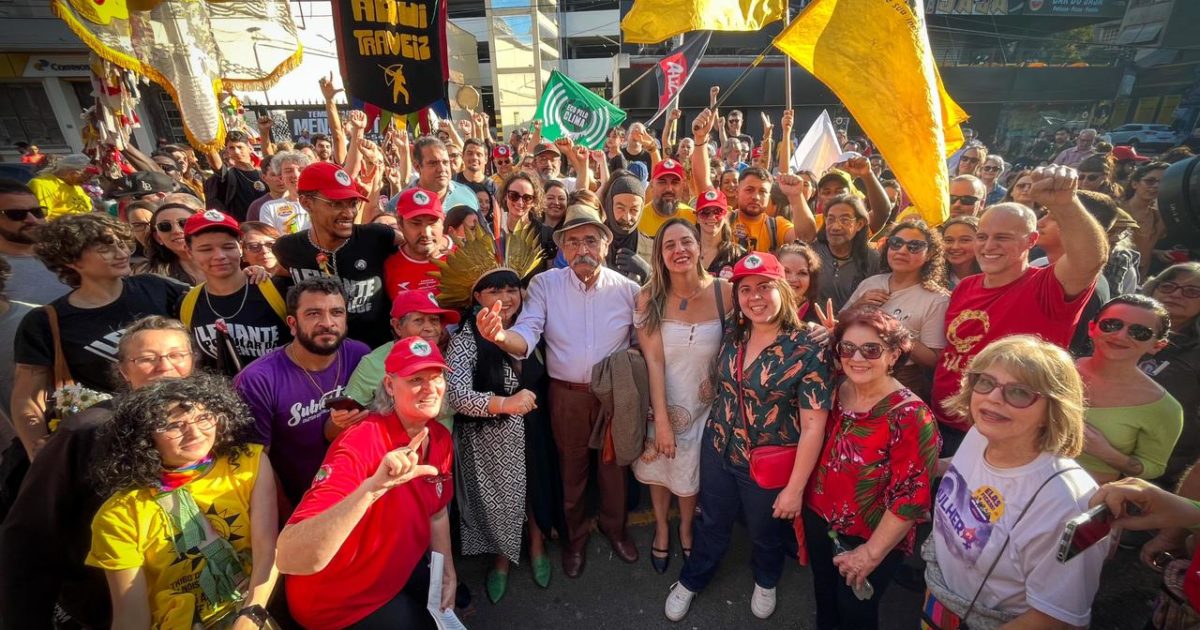 Ato público convocado pela deputada federal Fernanda Melchionna (PSOL) e MST reúne cerca de 800 pessoas em Porto Alegre