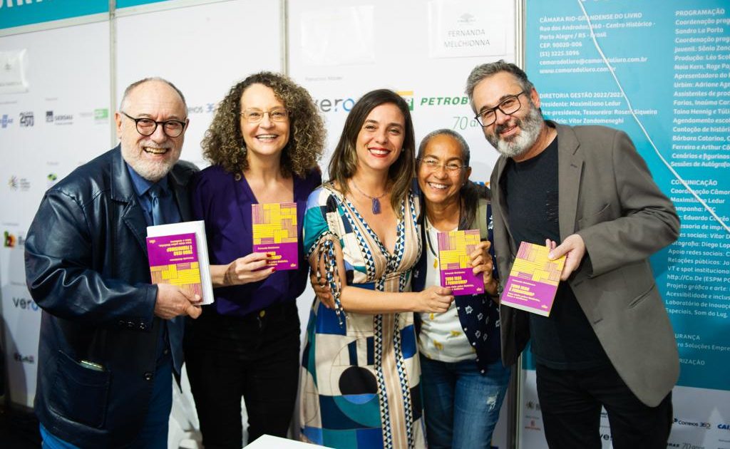 Mais de 300 pessoas participam de sessão de autógrafos de primeiro livro de Fernanda Melchionna