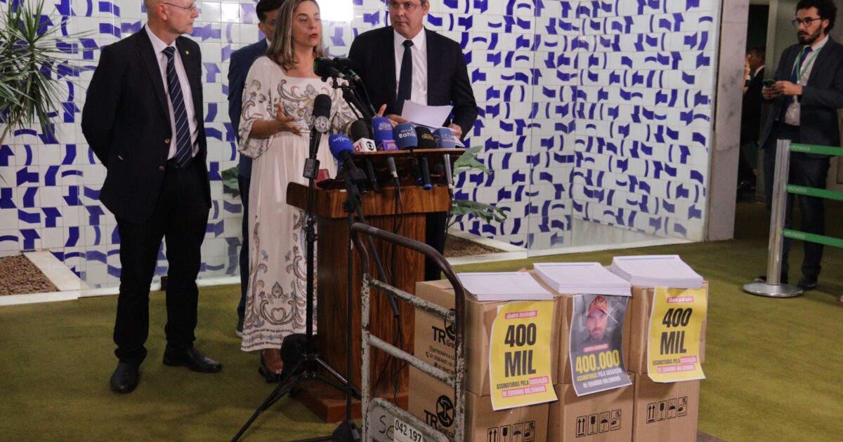 Fernanda Melchionna vai à PGR contra Eduardo Bolsonaro para que tenha o mandato cassado