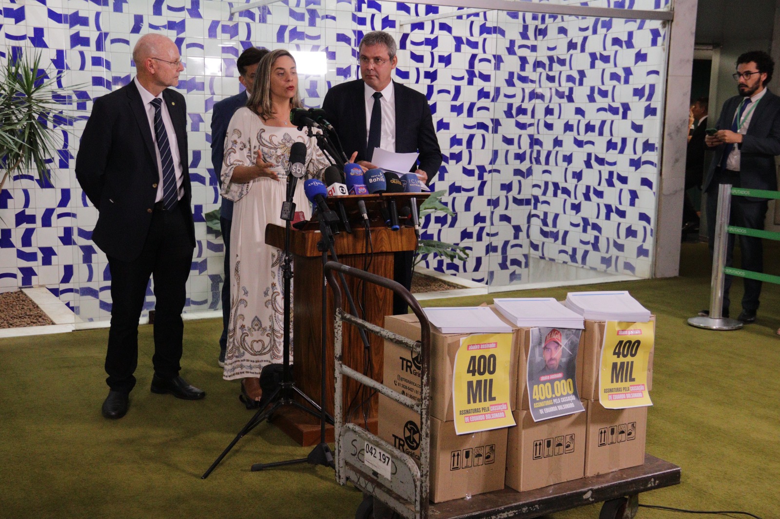 Fernanda Melchionna vai à PGR contra Eduardo Bolsonaro para que tenha o mandato cassado