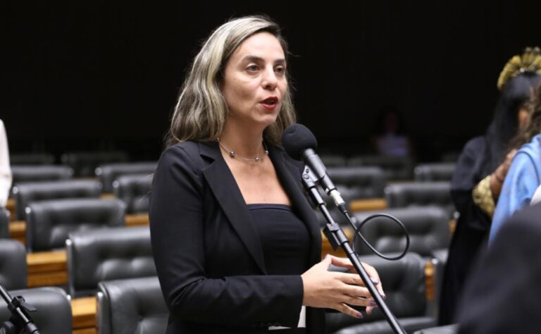 Com coautoria de Fernanda Melchionna, projeto que torna regra o uso de tornozeleira eletrônica por agressores de mulheres é aprovado na Câmara e no Senado