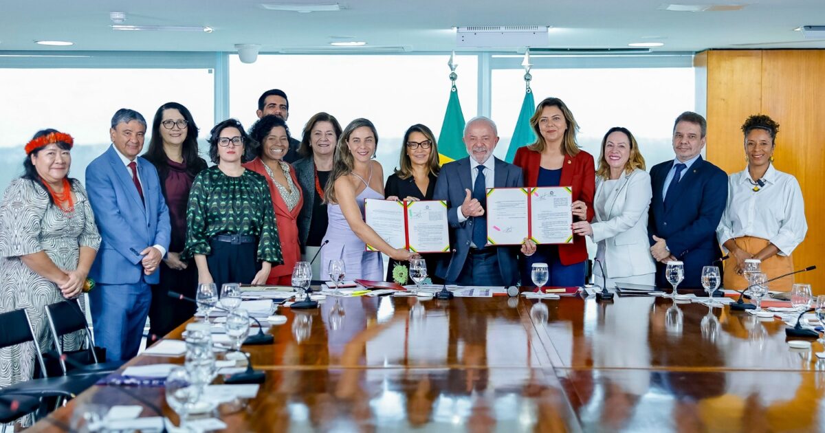 Lula sanciona lei de autoria de Fernanda Melchionna que obriga uso de tornozeleira eletrônica por agressores de mulheres