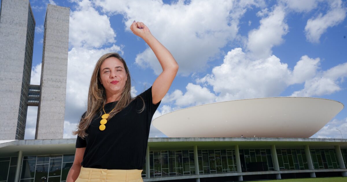 Fernanda Melchionna aciona a PGR contra Flávio Bolsonaro por crime contra a soberania nacional