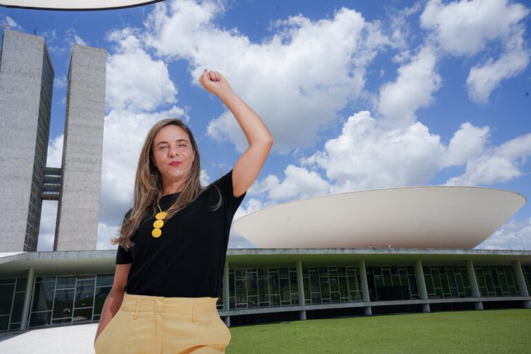 Fernanda Melchionna aciona a PGR contra Flávio Bolsonaro por crime contra a soberania nacional