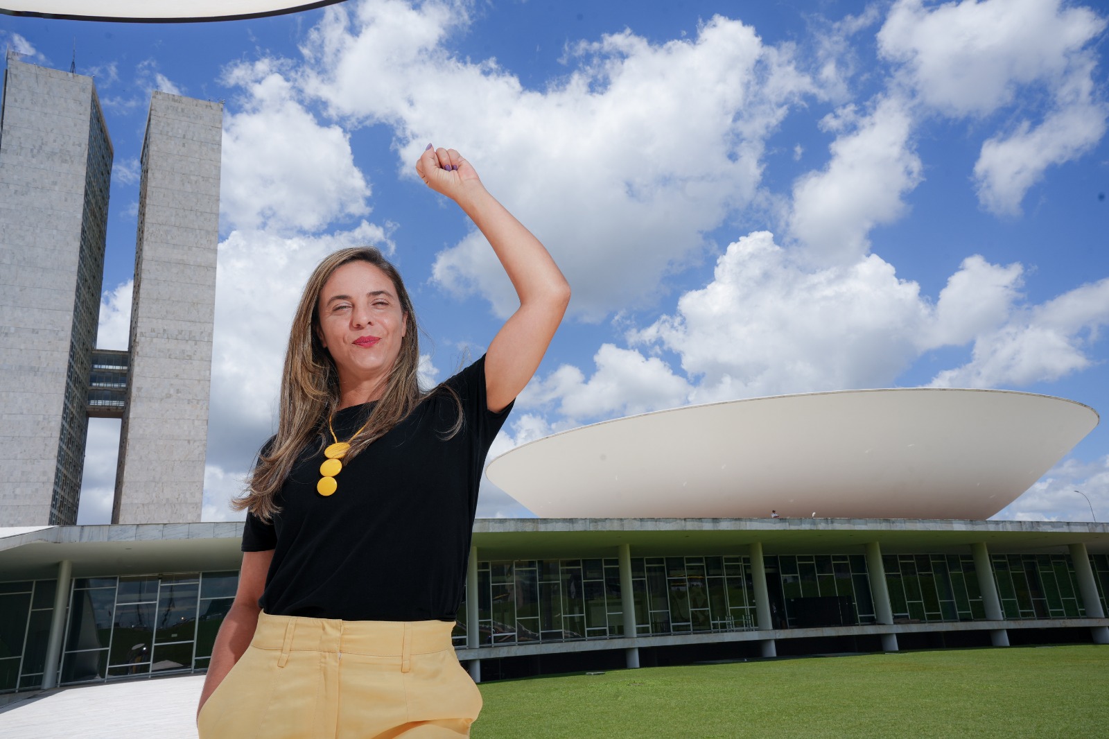 Fernanda Melchionna aciona a PGR contra Flávio Bolsonaro por crime contra a soberania nacional